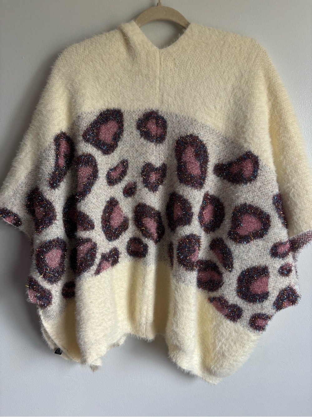 Anthropologie Fuzzy shimmer metallic leopard print shall one size - Picture 4 of 7